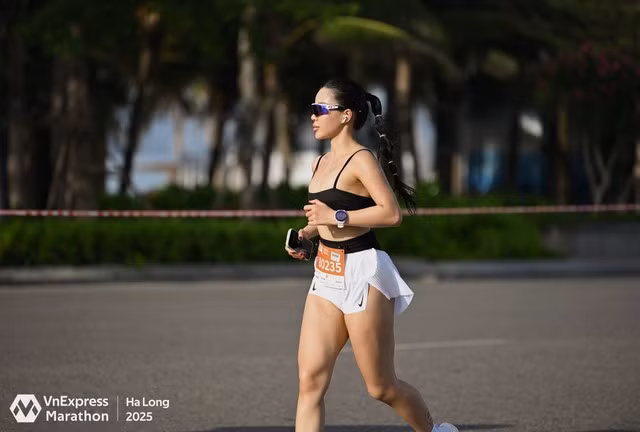 Hot girl phòng gym này cũng nhấn mạnh rằng, cô không lo lắng về ánh nhìn của người khác. Việc cô tham gia giải chạy không phải để "làm màu" mà là để thử thách bản thân và truyền cảm hứng cho cộng đồng. Trong đó, bộ đồ cô lựa chọn bó sát không chỉ giúp cô thoải mái trong việc vận động mà còn là cách để thể hiện sự tự tin với cơ thể mình.