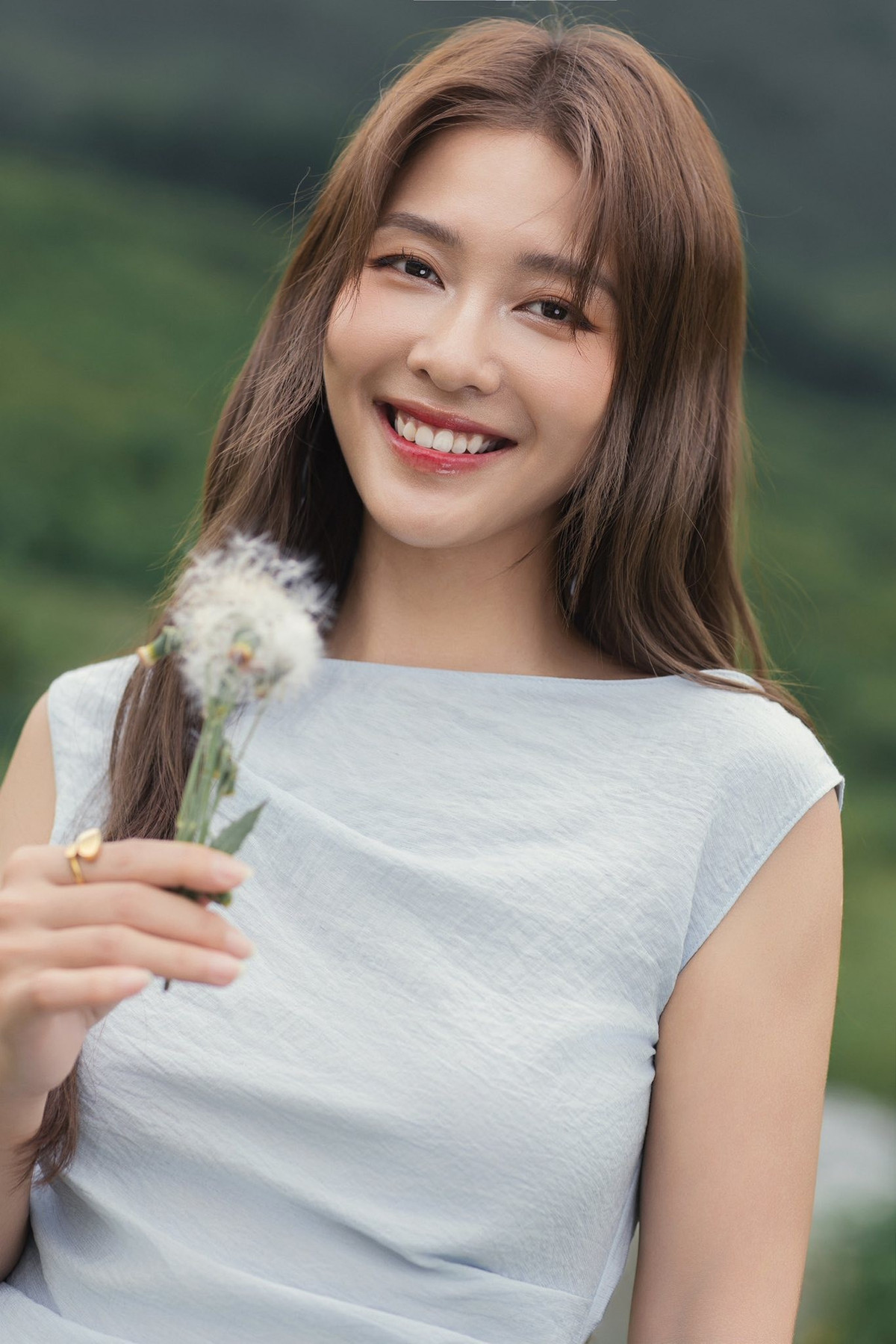 Với nhan sắc nổi bật và tài năng diễn xuất đã được khẳng định qua nhiều vai diễn, Khả Ngân hứa hẹn sẽ tiếp tục mang đến nhiều bất ngờ và dấu ấn trong thời gian tới.