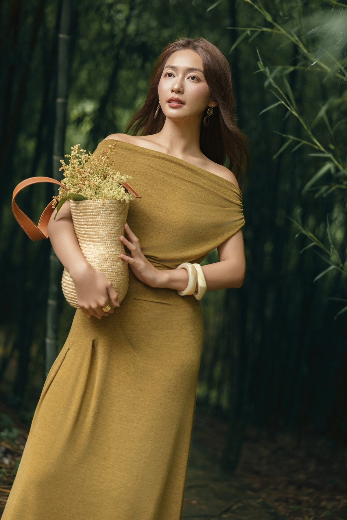 Màn khoe sắc vóc táo bạo nhưng đầy tinh tế này của Khả Ngân không chỉ là cách cô thể hiện sự tự tin vào bản thân mà còn là nguồn cảm hứng cho nhiều chị em phụ nữ trong việc chăm sóc sức khỏe và giữ gìn vóc dáng.