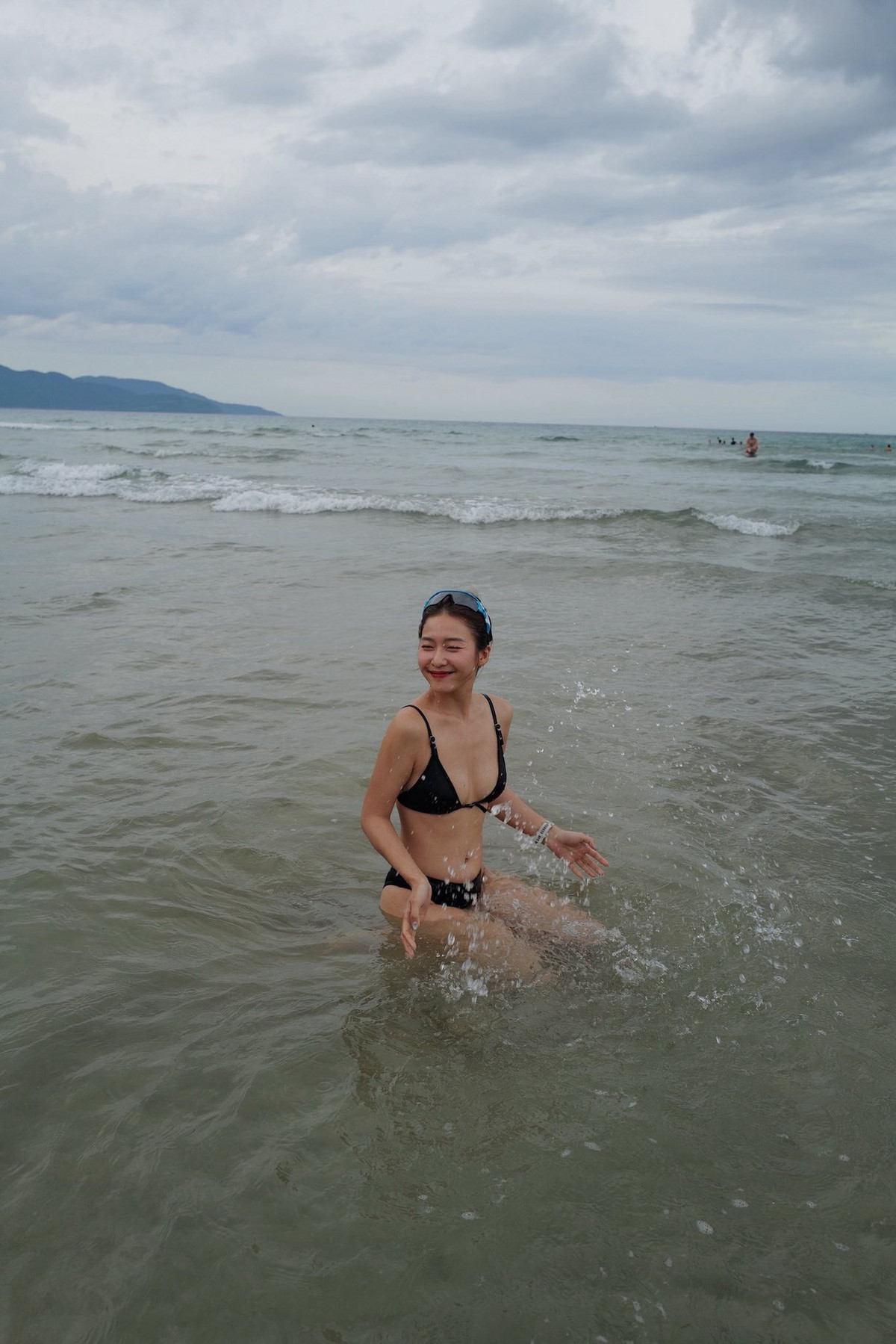 Đặc biệt, thần thái rạng rỡ, nụ cười tươi tắn cùng ánh mắt đầy cuốn hút của nữ diễn viên đã "đốn tim" không ít người hâm mộ.