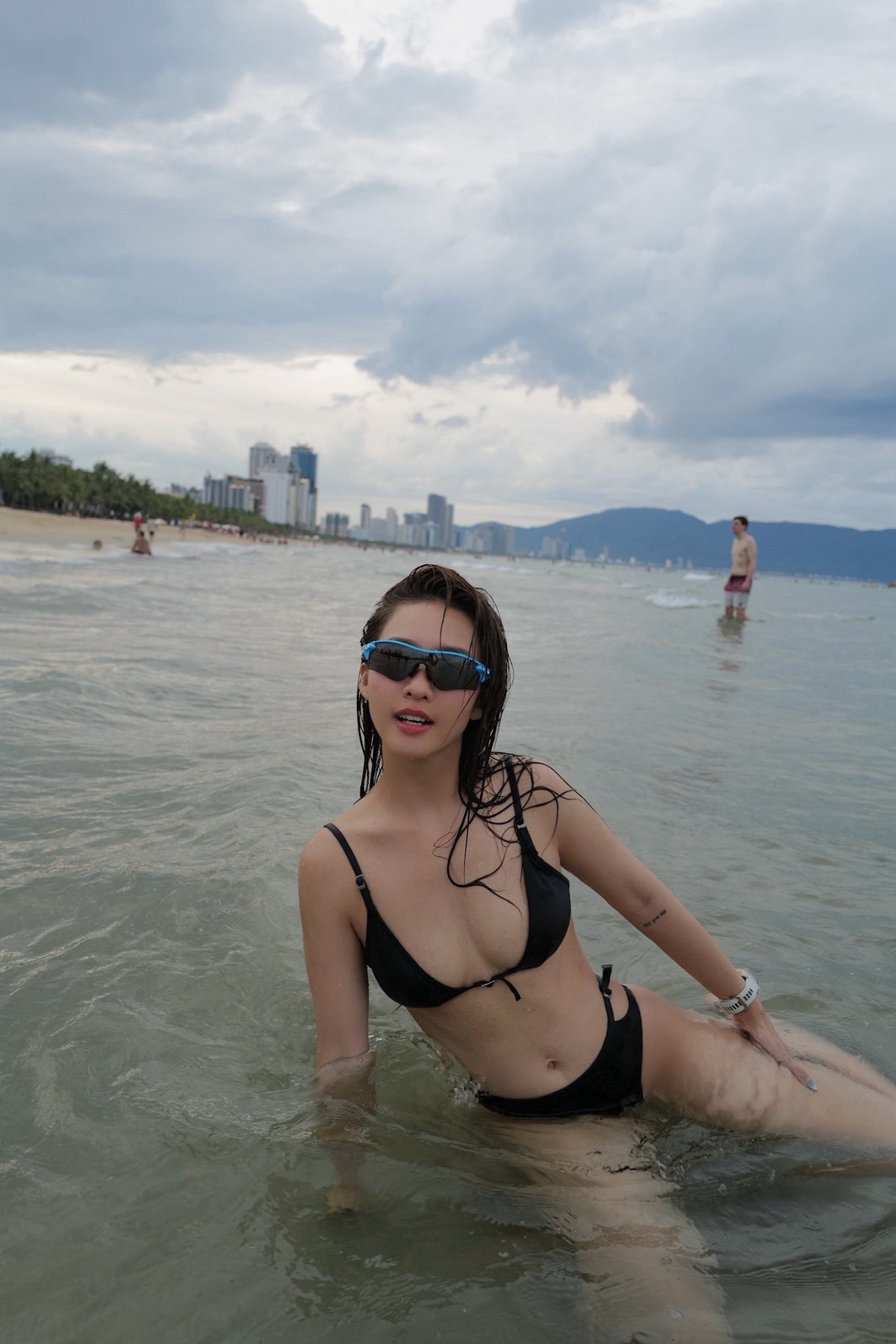 Nàng boxing girl lựa chọn những bộ bikini với kiểu dáng đơn giản nhưng tinh tế, giúp tôn lên vẻ đẹp tự nhiên và sức hút khó cưỡng.