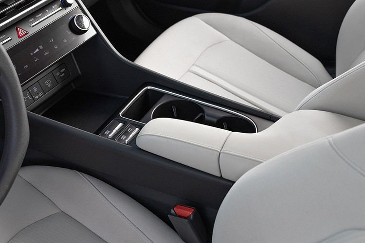 Song song với phiên bản thể thao, Hyundai còn giới thiệu biến thể Hybrid Blue – mẫu Sonata hybrid có giá dễ tiếp cận nhất từ trước đến nay, chỉ từ 29.050 USD.