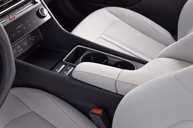 Song song với phiên bản thể thao, Hyundai còn giới thiệu biến thể Hybrid Blue – mẫu Sonata hybrid có giá dễ tiếp cận nhất từ trước đến nay, chỉ từ 29.050 USD.