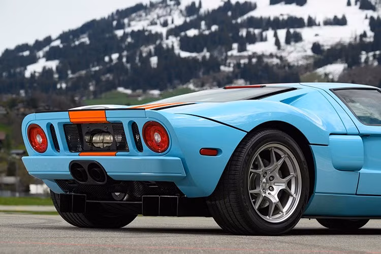 Khoác lên mình bộ cánh xanh Gulf Blue và cam đặc trưng , ​​phiên bản này gợi nhớ ngay đến chiếc GT40 Mk I đã giành chiến thắng tại Le Mans năm 1968 và 1969. Quyết định hồi sinh tông màu này của Ford không chỉ đơn thuần là hoài niệm. Nó còn là sự tôn vinh cho sự đổi mới, sức bền và tinh thần đua xe.