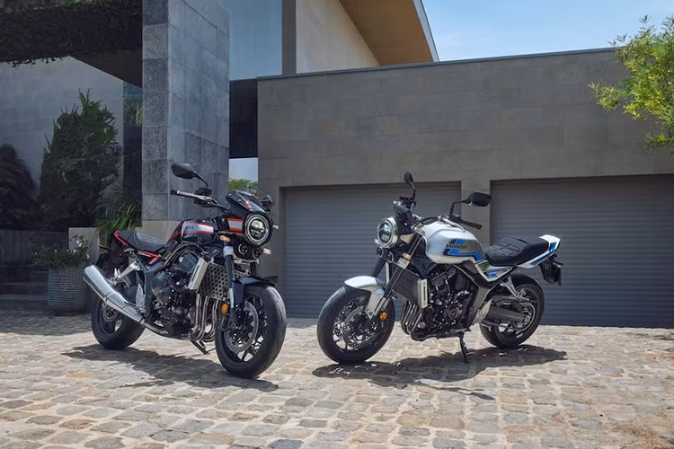 Honda vừa chính thức ra mắt mẫu naked bike CB1000F mới được mong đợi từ lâu, dựa trên nền tảng CB1000 Hornet. Honda CB1000F 2026 mới chia sẻ phần lớn các thành phần cốt lõi với mẫu siêu naked nêu trên, nhưng được tinh chỉnh lại để có thể sử dụng thoải mái hơn.