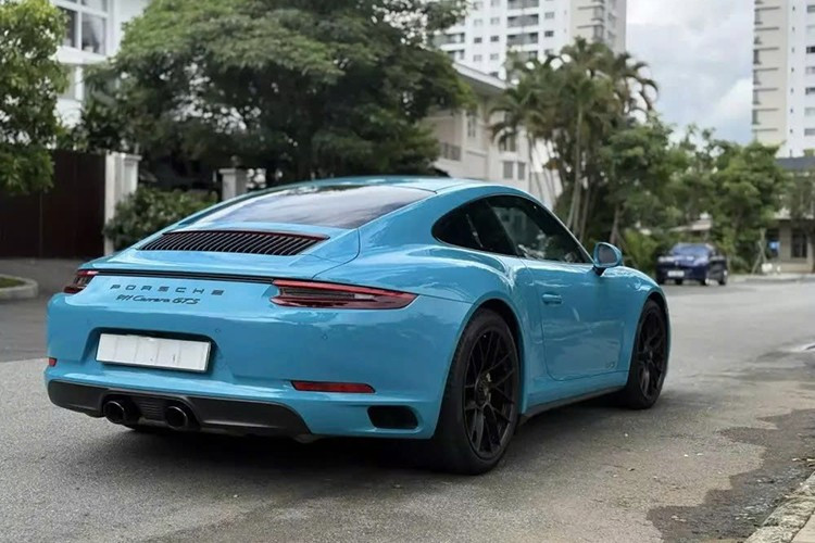 Lúc được nhập về Việt Nam vào năm 2018, những chiếc xe thể thao Porsche 911 Carrera GTS 991.2 có giá hơn 8 tỷ đồng, số lượng xe không có quá nhiều, và chỉ 1 xe mang màu xanh Miami xuất hiện. Chiếc xe này có tùy chọn gần 1,9 tỷ đồng.