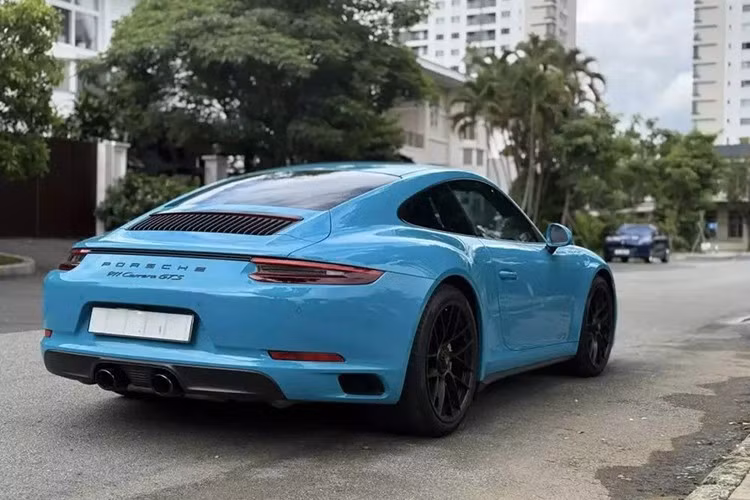 Lúc được nhập về Việt Nam vào năm 2018, những chiếc xe thể thao Porsche 911 Carrera GTS 991.2 có giá hơn 8 tỷ đồng, số lượng xe không có quá nhiều, và chỉ 1 xe mang màu xanh Miami xuất hiện. Chiếc xe này có tùy chọn gần 1,9 tỷ đồng.