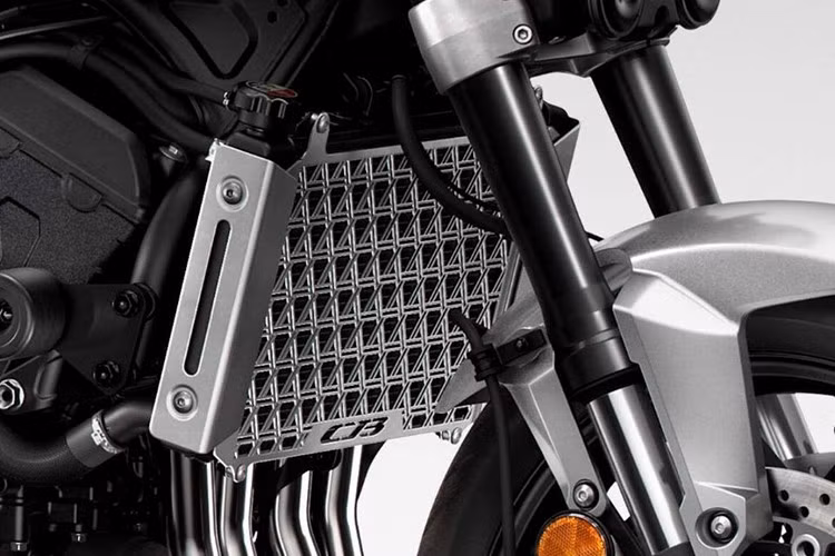 Mức hiệu năng này cũng cao hơn, nhưng khá gần các mẫu naked bike hoài cổ khác từ Nhật là Kawasaki Z900RS (111 mã lực/98,5Nm) hay Yamaha XSR900 (119 mã lực/93Nm). So với động cơ của CB1000 Hornet, thời gian đóng mở cam đã được điều chỉnh, đồng thời xe được trang bị ống xả "loa" 4-2-1 mới và sử dụng phễu hút gió dài hơn khoảng gấp 3.