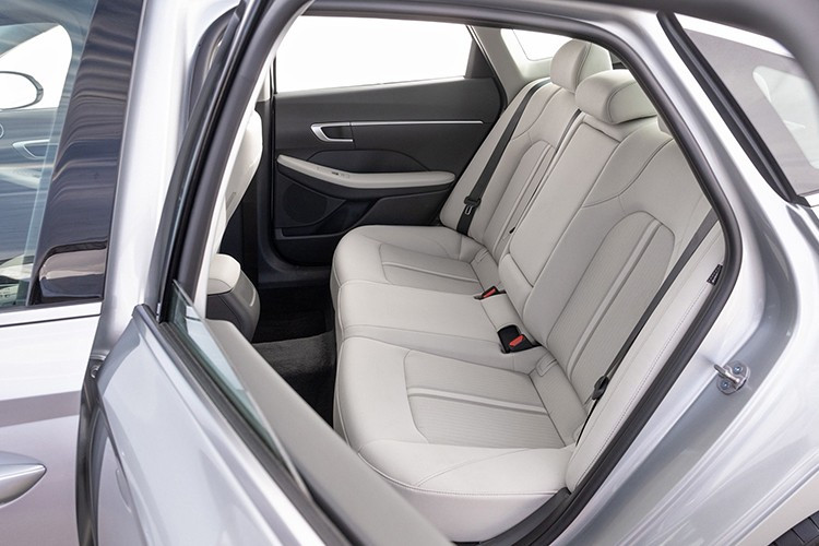 Hybrid Blue về cơ bản là phiên bản Sonata SE được trang bị hệ thống hybrid 2.0L kết hợp động cơ điện, cho công suất tổng 192 mã lực. Điểm đáng chú ý nhất của phiên bản này nằm ở khả năng tiết kiệm nhiên liệu ấn tượng.