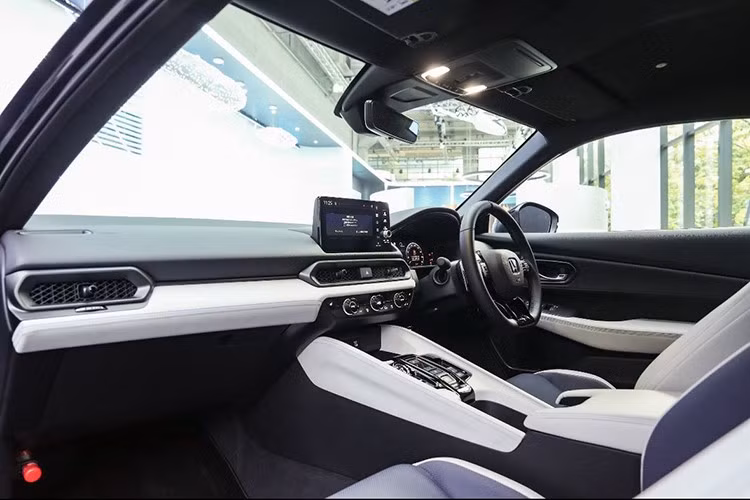 Về vận hành, Honda Prelude 2026 sử dụng hệ truyền động hybrid e:HEV kết hợp giữa động cơ xăng 2.0L và mô-tơ điện, cho công suất tổng hợp 183 mã lực và mô-men xoắn cực đại 315 Nm. Hệ thống truyền động này tương đương mẫu Civic e:HEV, tuy nhiên Prelude được bổ sung thêm chế độ S+ Shift, giúp mô phỏng cảm giác sang số của hộp số tự động 8 cấp nhằm tăng trải nghiệm lái thể thao.