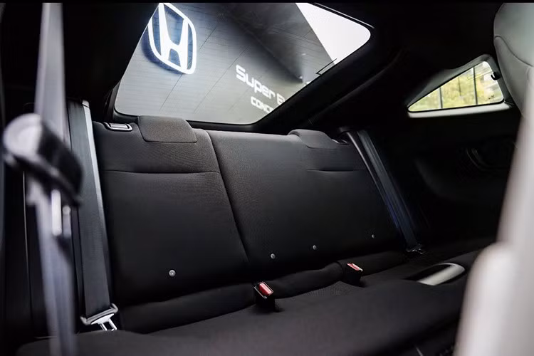 Tất cả phiên bản của Honda Prelude 2026 đều có các trang bị tiêu chuẩn như hệ thống âm thanh Bose Centerpoint 8 loa cũng như gói an toàn chủ động Honda Sensing với cảnh báo va chạm phía trước, phanh giảm thiểu va chạm, cảnh báo phương tiện cắt ngang phía sau và giám sát sự tập trung của người lái.