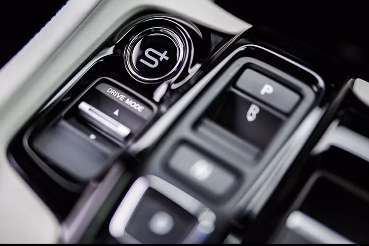 Bên cạnh đó, Prelude 2026 còn thừa hưởng một số công nghệ từ mẫu xe hiệu suất cao Civic Type R, như hệ thống treo trước trục kép, giảm chấn thích ứng, hệ thống phanh Brembo, vô-lăng tỉ số biến thiên, hệ thống hỗ trợ vào cua chủ động Agile Handling Assist...