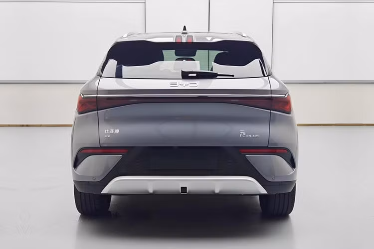 Đèn hậu BYD Atto 3 2026 mới có thiết kế gợn sóng tương tự Atto 2 và Dolphin, trong khi cánh gió trên được trang bị hai đèn phanh phụ theo phong cách biểu tượng “pause”.