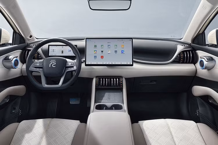 Những thay đổi dễ nhận thấy bao gồm phần đầu xe được tái thiết kế với các đường nét cắt gọt góc cạnh, khe gió trung tâm hướng xuống, cản trước và sau có tạo hình đồng bộ.