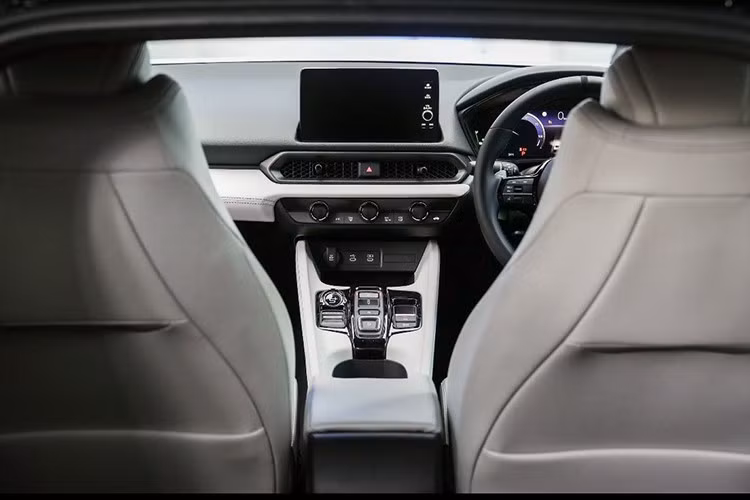 Điểm mới nằm ở ghế sử dụng thiết kế đệm bất đối xứng lần đầu tiên của Honda. Trong đó, ghế lái có đệm cứng hơn và hỗ trợ đùi dưới rõ rệt để giữ vững vị trí ngồi. Ghế phụ phía trước lại rộng và thoải mái hơn, thiên về sự tiện nghi.