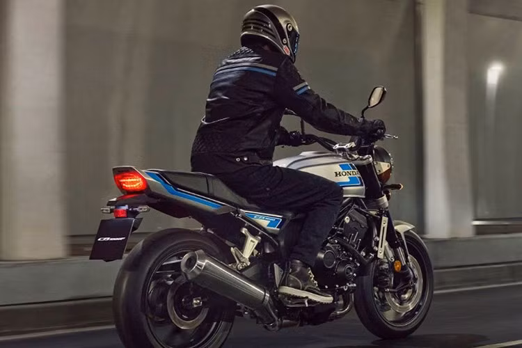 Ngoài ra còn có phanh động cơ có thể điều chỉnh và người lái có thể chọn từ 3 chế độ lái mặc định, cùng 2 chế độ "Người dùng" tùy chỉnh cho phép tinh chỉnh phân phối lực, phanh động cơ và kiểm soát lực kéo. Honda cho biết chế độ "Standard" cung cấp công suất tối đa với khả năng vận hành êm ái như chế hòa khí, trong khi đó, chế độ "Sport" tăng phản ứng bướm ga và giảm phanh động cơ.