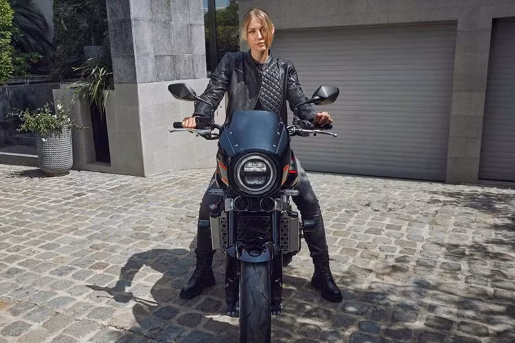 Honda CB1000F 2026 có ba tùy chọn màu – Bạc Wolf Metallic với Sọc Xanh, Bạc Wolf Metallic với Sọc Xám và Đen Graphite. Giá của xe tại Nhật là 1,397 triệu Yen (tương đương 241,8 triệu đồng).Tổng trọng lượng của xe là 214kg khi đổ đầy xăng, chiều cao yên xe là 795mm và khoảng sáng gầm xe là 135mm. CB1000F được trang bị khoá smartkey không chìa.