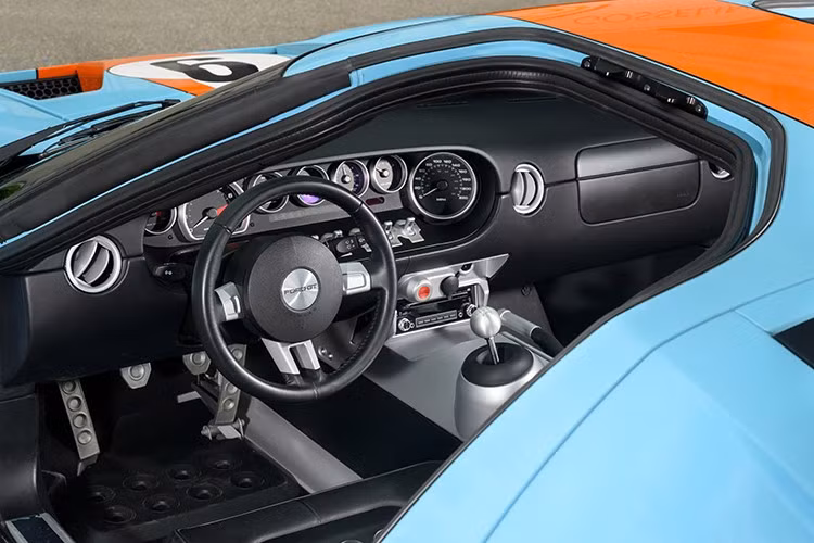 Chỉ có 343 chiếc Heritage Edition được sản xuất cho năm 2006 , khiến mỗi chiếc xe đều trở thành một món đồ sưu tầm được săn đón. Ngoài màu sơn, Heritage Edition còn có các sọc đua màu cam đặc biệt, các vòng tròn màu trắng và huy hiệu di sản, tạo nên sự khác biệt so với phiên bản GT tiêu chuẩn.