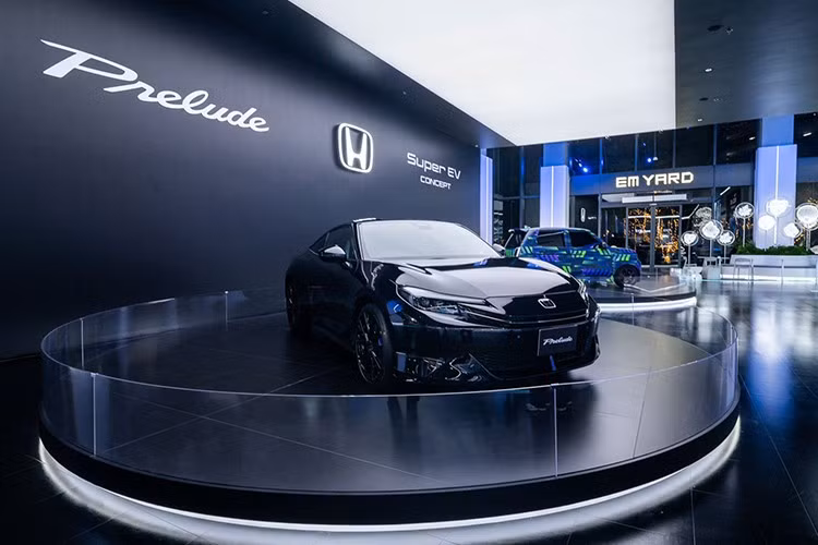 Honda Thái Lan vừa chính thức giới thiệu mẫu Honda Prelude 2026 hoàn toàn mới tại Bangkok, Thái Lan - đánh dấu lần đầu tiên dòng coupe hybrid thể thao này ra mắt tại khu vực Đông Nam Á. Sự kiện trưng bày diễn ra tại trung tâm thương mại Emsphere, nơi người tiêu dùng có thể trực tiếp chiêm ngưỡng thế hệ thứ sáu của Prelude.