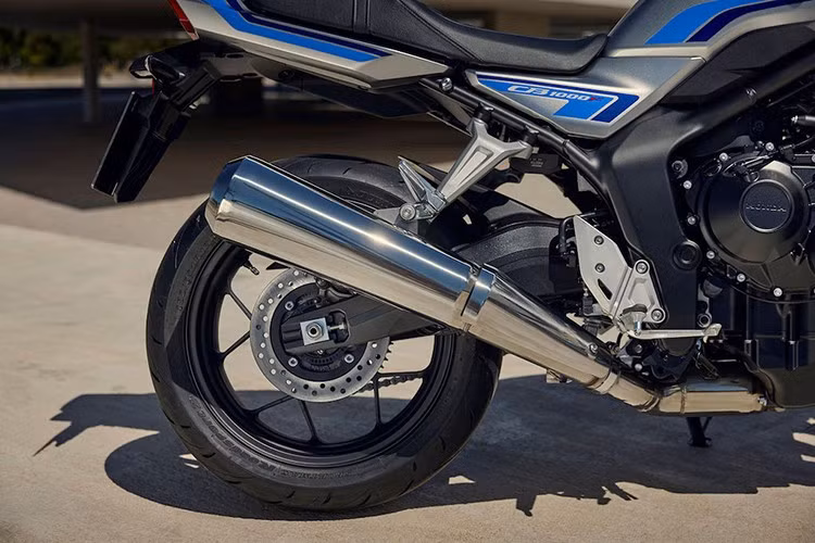 Xe có bộ ly hợp trợ lực/chống trượt mới và nhờ mức tiêu thụ nhiên liệu được cho là khoảng 4,7l/100km, bình xăng 16 lít của CB1000F có thể chạy được hơn 274km giữa mỗi lần đổ đầy. Bên dưới dáng vẻ cổ điển là khung thép hình kim cương của Hornet. Khung gầm này được kết hợp với khung phụ mới rộng rãi hơn, mang lại sự thoải mái cho người ngồi sau.