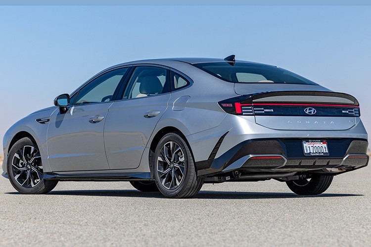 Ghế lái chỉnh điện tám hướng có sưởi, điều hòa hai vùng độc lập và loạt tiện nghi công nghệ như màn hình giải trí trung tâm 12,3 inch, hỗ trợ Apple CarPlay và Android Auto không dây, cụm đồng hồ kỹ thuật số 4,2 inch cùng lẫy chuyển số sau vô-lăng cũng góp mặt.