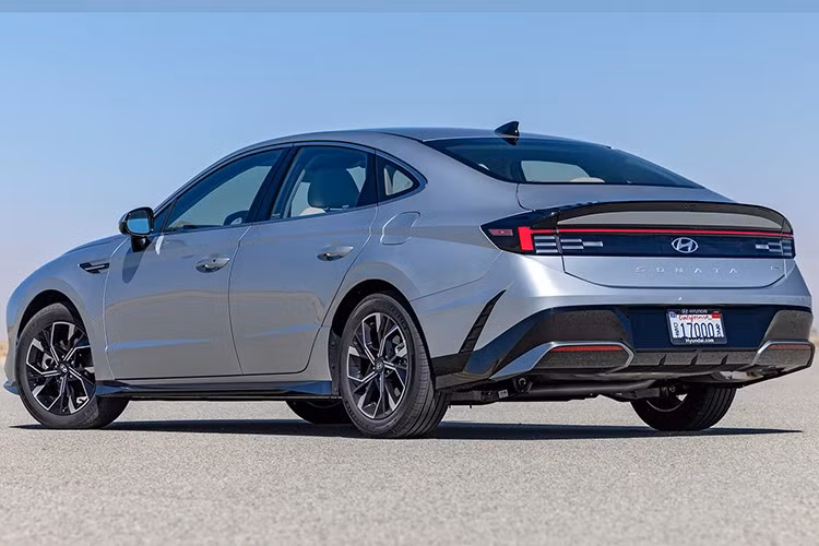 Ghế lái chỉnh điện tám hướng có sưởi, điều hòa hai vùng độc lập và loạt tiện nghi công nghệ như màn hình giải trí trung tâm 12,3 inch, hỗ trợ Apple CarPlay và Android Auto không dây, cụm đồng hồ kỹ thuật số 4,2 inch cùng lẫy chuyển số sau vô-lăng cũng góp mặt.