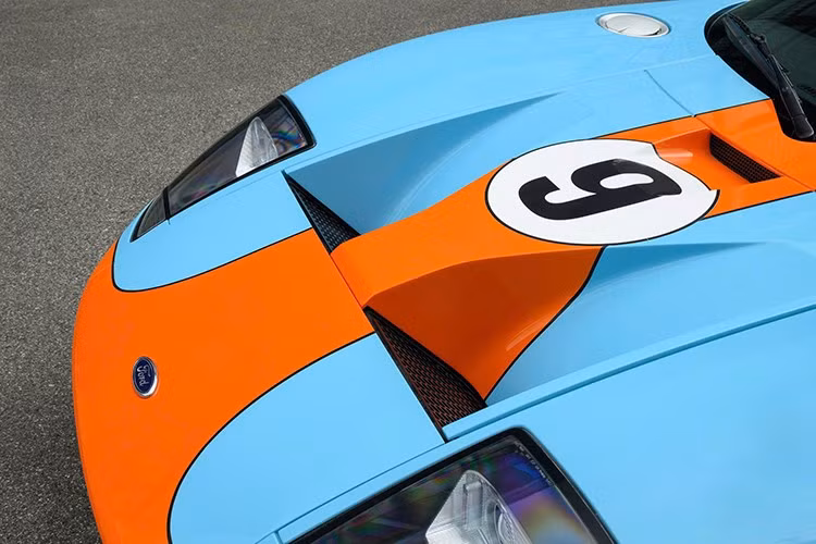 Phiên bản Heritage Edition 2006 được tạo ra để vinh danh chiến thắng lịch sử của Ford tại giải đua 24 giờ Le Mans, giành vị trí 1-2-3 và củng cố vị thế của Ford trong lịch sử đua xe thể thao, đặc biệt là những chiếc GT40 mang biểu tượng Gulf đã thống trị giải đua sức bền vào cuối những năm 1960.