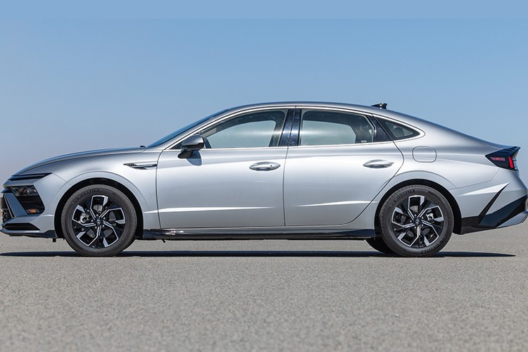 Sonata SEL Sport ra đời nhằm thay thế hai phiên bản SEL và SEL Convenience trước đó. Với mức giá khởi điểm 29.000 USD, mẫu xe mới sở hữu nhiều trang bị vốn từng chỉ có trên phiên bản cao cấp hơn, như vô-lăng bọc da, sạc không dây, mâm hợp kim 18 inch, gương chiếu hậu sưởi và kính cách âm.