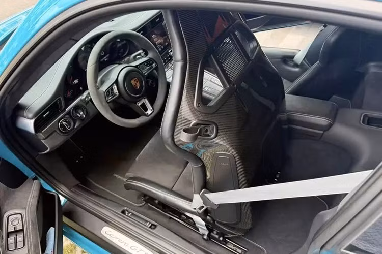 Cụ thể, "trái tim" của Porsche 911 Carrera GTS 991.2 màu xanh là động cơ Boxer 6 xy-lanh, tăng áp kép, dung tích 3.0 lít. Động cơ này giúp Porsche 911 Carrera GTS thế hệ mới sản sinh công suất tối đa 450 mã lực tại vòng tua máy 6.500 vòng phút và mô-men xoắn cực đại 550 Nm.