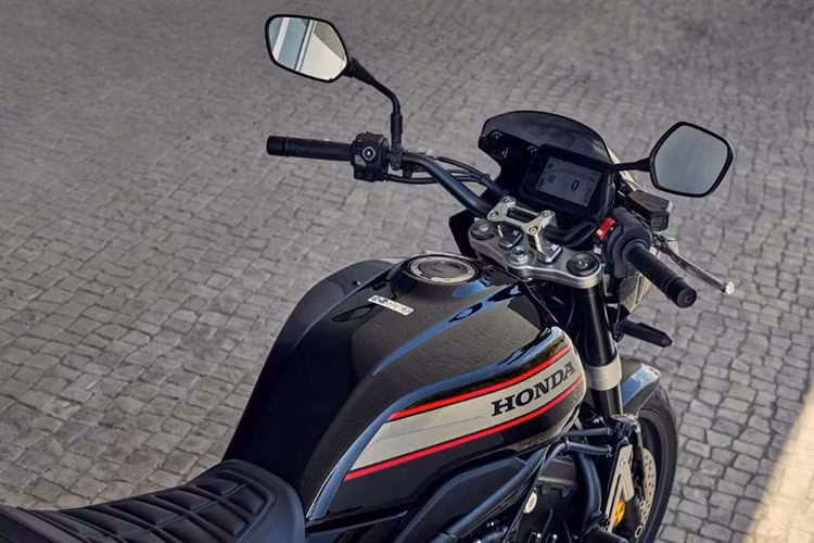 Trái tim của CB1000F là động cơ 998cc 4 xi-lanh thẳng hàng quen thuộc của Honda – ban đầu được lấy từ CBR1000RR Fireblade 2017 – nhưng được tinh chỉnh lại rất nhiều để phù hợp với mục đích thân thiện hơn với người sử dụng.