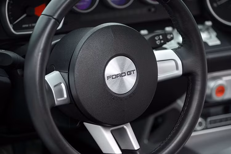 Bên trong, cabin có ghế da màu đen với logo GT in nổi, hộp số sàn sáu cấp và thiết kế tối giản tập trung vào sự tương tác của người lái. Bên dưới lớp sơn truyền thống, No. 3 mang trong mình hiệu suất hiện đại thuần túy.