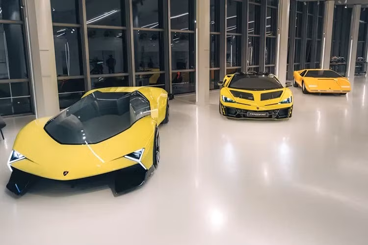 Phần đầu xe có khe hở lớn, theo suy đoán khe gió sẽ hút không khí làm mát động cơ đặt giữa. Mặc dù chưa rõ Lamborghini dùng động cơ nào vì đây là concept nhưng chắc chắn nó không chỉ để trang trí đơn thuần.