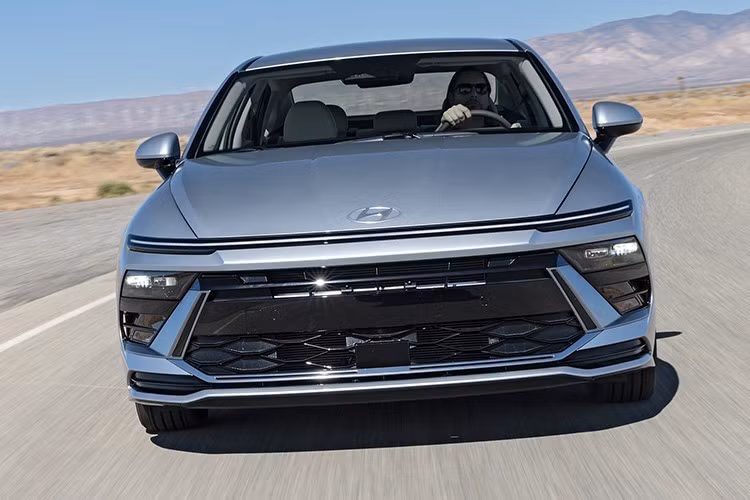 Hệ thống an toàn của phiên bản này không hề thua kém các đối thủ khi sở hữu gói hỗ trợ lái toàn diện gồm cruise control thông minh tích hợp tính năng Stop &amp; Go, cảnh báo điểm mù, hỗ trợ giữ làn, đèn pha tự động và cảnh báo phương tiện cắt ngang phía sau.