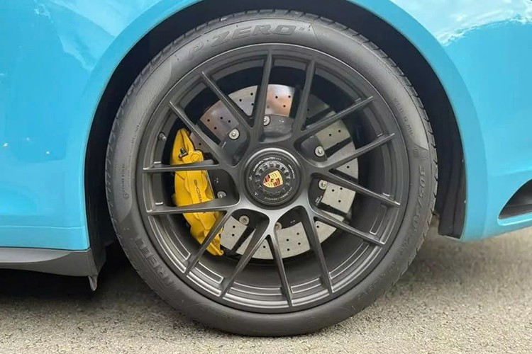 Ngoài màu sơn xanh Miami, chiếc xe thể thao Porsche 911 Carrera GTS 991.2 này còn có nhiều chi tiết sơn đen, bao gồm bộ mâm đa chấu kép sơn đen mờ, phanh gốm chi tiết này hơn 230 triệu đồng, gói nội thất GTS có giá 189 triệu đồng, ghế đua 189 triệu đồng...