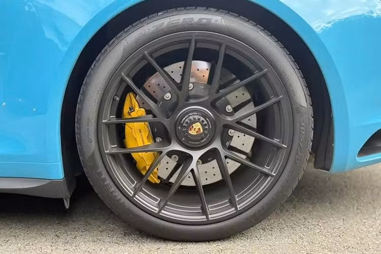 Ngoài màu sơn xanh Miami, chiếc xe thể thao Porsche 911 Carrera GTS 991.2 này còn có nhiều chi tiết sơn đen, bao gồm bộ mâm đa chấu kép sơn đen mờ, phanh gốm chi tiết này hơn 230 triệu đồng, gói nội thất GTS có giá 189 triệu đồng, ghế đua 189 triệu đồng...