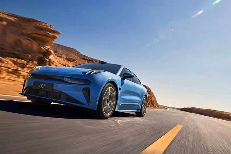 Điểm nổi bật nhất của Zeekr 001 thế hệ mới là việc ứng dụng kết cấu điện 900V kết hợp công nghệ pin mới “Golden Brick”, cho phép xe sạc từ 10% lên 80% chỉ trong 7 phút.