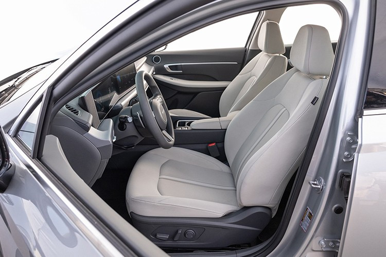 So với bản hybrid cơ bản của năm trước có giá 31.250 USD, mức giá mới giúp giảm đáng kể rào cản cho người tiêu dùng đang tìm kiếm một mẫu sedan tiết kiệm nhiên liệu.