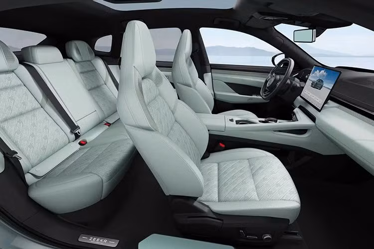 Xe còn có màn hình HUD 39,3 inch, màn hình giải trí lớn trung tâm, cụm đồng hồ kỹ thuật số 13 inch và màn hình phụ 8 inch cho hàng ghế sau.