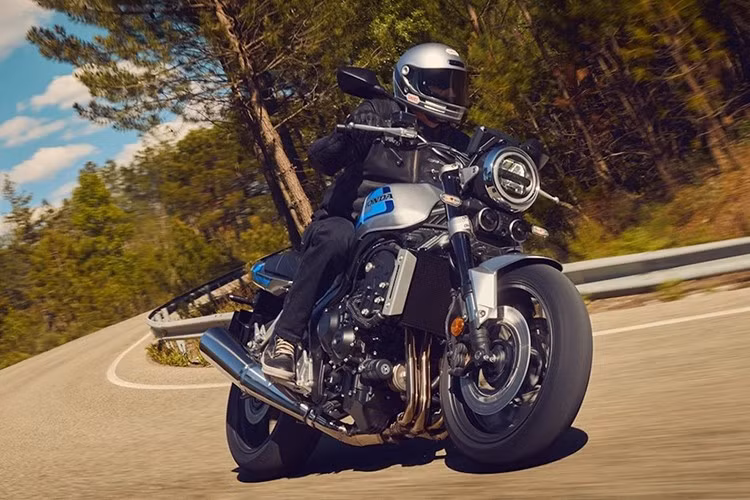 Chế độ "Rain" kiểm soát công suất và phản ứng bướm ga, duy trì độ nhạy kiểm soát lực kéo ở mức tối đa. Mọi cài đặt đều được hiển thị trên bảng điều khiển TFT 5 inch, có khả năng kết nối điện thoại thông minh, cho phép điều hướng từng chặng, nghe nhạc và gọi điện thông qua tai nghe Bluetooth, được điều khiển bằng bộ công tắc có đèn nền ở tay lái bên trái.