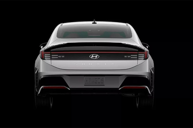 Trong khi đó, phiên bản Sonata SEL Hybrid cũng nhận được nâng cấp đáng kể với cửa sổ trời toàn cảnh trở thành trang bị tiêu chuẩn. Giá bán khởi điểm của phiên bản này hiện ở mức 27.300 USD, nhỉnh hơn 400 USD so với trước.