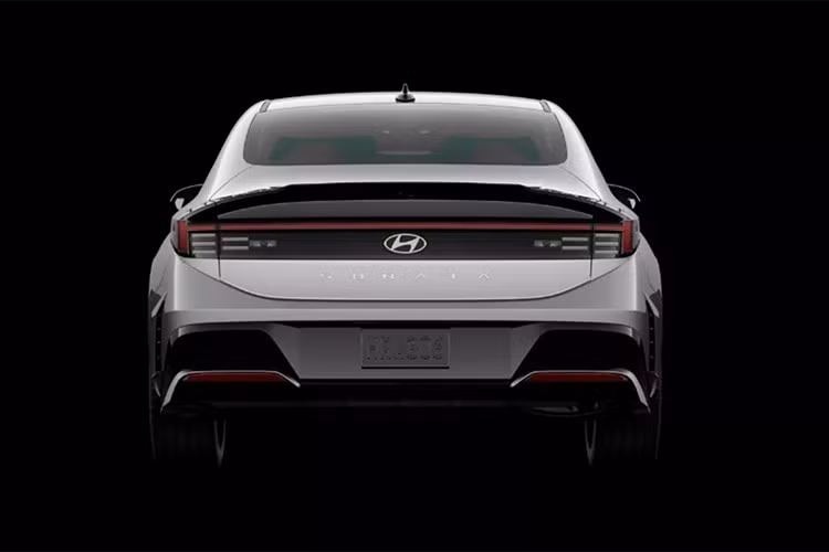 Trong khi đó, phiên bản Sonata SEL Hybrid cũng nhận được nâng cấp đáng kể với cửa sổ trời toàn cảnh trở thành trang bị tiêu chuẩn. Giá bán khởi điểm của phiên bản này hiện ở mức 27.300 USD, nhỉnh hơn 400 USD so với trước.