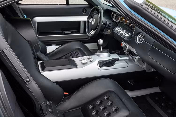 Ngay cả gần 2 thập kỷ sau, những con số đó vẫn rất ấn tượng. Sự kết hợp giữa sức mạnh thô sơ và cảm giác lái analog đã nắm bắt được bản chất của chương trình Ford GT: chế tạo một cỗ máy xứng tầm với tổ tiên huyền thoại nhưng được trang bị công nghệ kỹ thuật của thế kỷ 21.