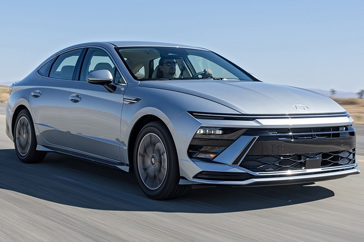 Ở lần nâng cấp này, hãng xe Hàn Quốc không chỉ tinh giản danh mục sản phẩm mà còn bổ sung hai phiên bản hoàn toàn mới cho Hyundai Sonata 2026 gồm: Sonata SEL Sport và Sonata Hybrid Blue, hướng tới đa dạng hóa lựa chọn cho người tiêu dùng hiện đại.