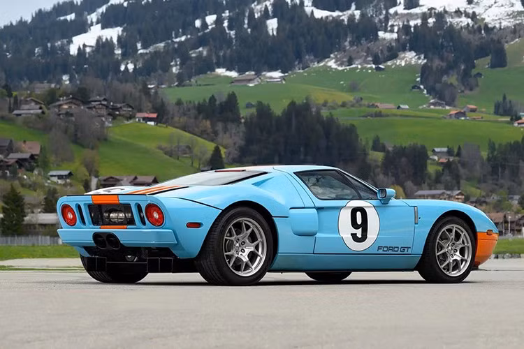 Theo tìm hiểu, 2 chiếc xe đầu tiên được Ford giữ lại cho mục đích nội bộ, khiến chiếc xe này trở thành phiên bản Heritage Edition đầu tiên đến tay người dùng, nhưng nó hầu như ở trong garage, ít khi được mang ra đường, và điều này sắp diễn ra khi xe được đấu giá.