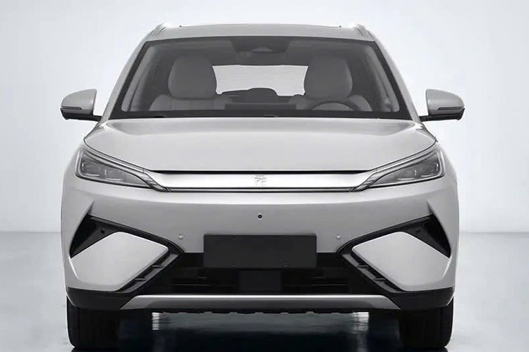 Cụm mâm hợp kim cũng được thiết kế lại với tạo hình khép kín hơn, giúp cải thiện khí động học. Camera phía trước được di chuyển lên cao hơn trên cản trước nhằm tối ưu khả năng quan sát.