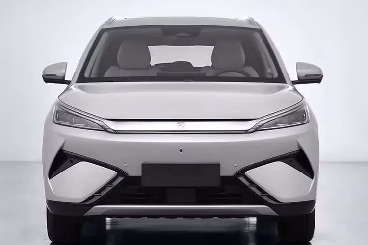 Cụm mâm hợp kim cũng được thiết kế lại với tạo hình khép kín hơn, giúp cải thiện khí động học. Camera phía trước được di chuyển lên cao hơn trên cản trước nhằm tối ưu khả năng quan sát.