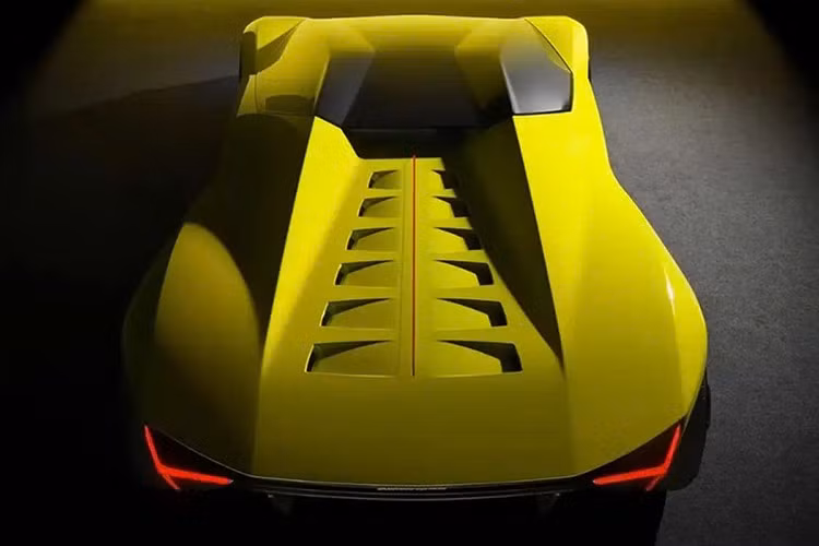 "Hình dạng lục giác và tổ ong được hoàn thiện carbon là chủ đề lặp lại trong các mẫu Lamborghini. Bên cạnh đó là sự tối giản của xe đua cực đoan, mạnh mẽ cùng cảm xúc cabin máy bay chiến đấu... đều là nguồn cảm hứng đặc biệt cho tôi", Borkert cho biết thêm.