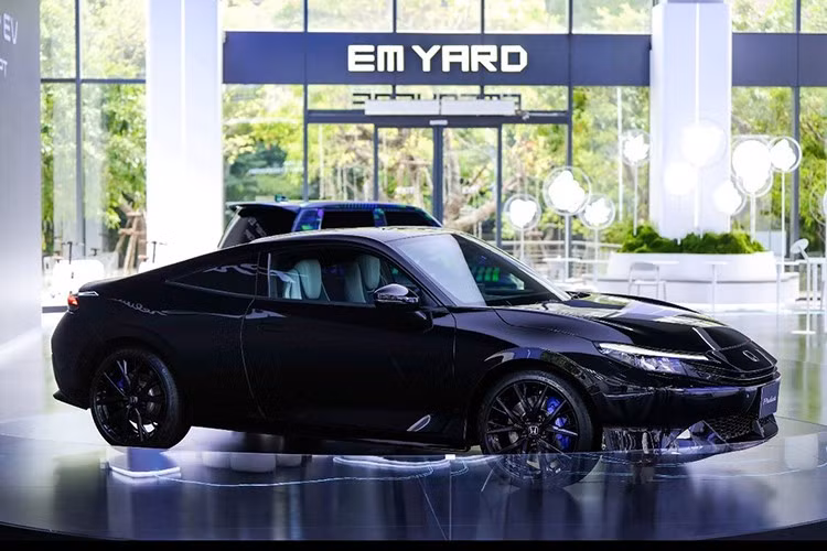 Chiếc xe được mang đến Thái Lan là phiên bản nội địa Nhật Bản (JDM), hoàn thiện với màu sơn Crystal Black Pearl và cùm phanh màu xanh dương nổi bật.