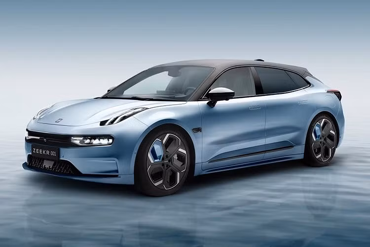 Phiên bản Zeekr 001 dùng pin 95 kWh được trang bị hệ dẫn động bốn bánh toàn thời gian (AWD) với hai mô-tơ điện cho công suất lên tới 912 mã lực. Xe có khả năng tăng tốc 0–100 km/h chỉ trong 2,83 giây – hiệu suất tiệm cận siêu xe.