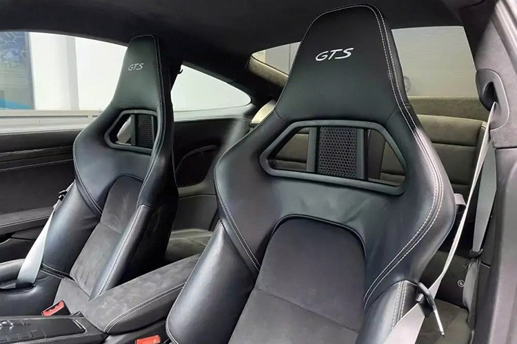 Porsche 911 Carrera GTS màu xanh Miami sử dụng hộp số 7 cấp ly hợp kép PDK, nhờ đó, mẫu xe thể thao này có thời gian tăng tốc từ vị trí xuất phát lên 100 km/h chỉ trong thời gian 3,7 giây trước khi đạt vận tốc tối đa 310 km/h.